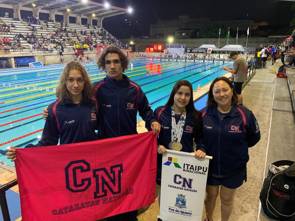Nadadora iguaçuense conquista medalha de ouro em Campeonato Brasileiro Juvenil