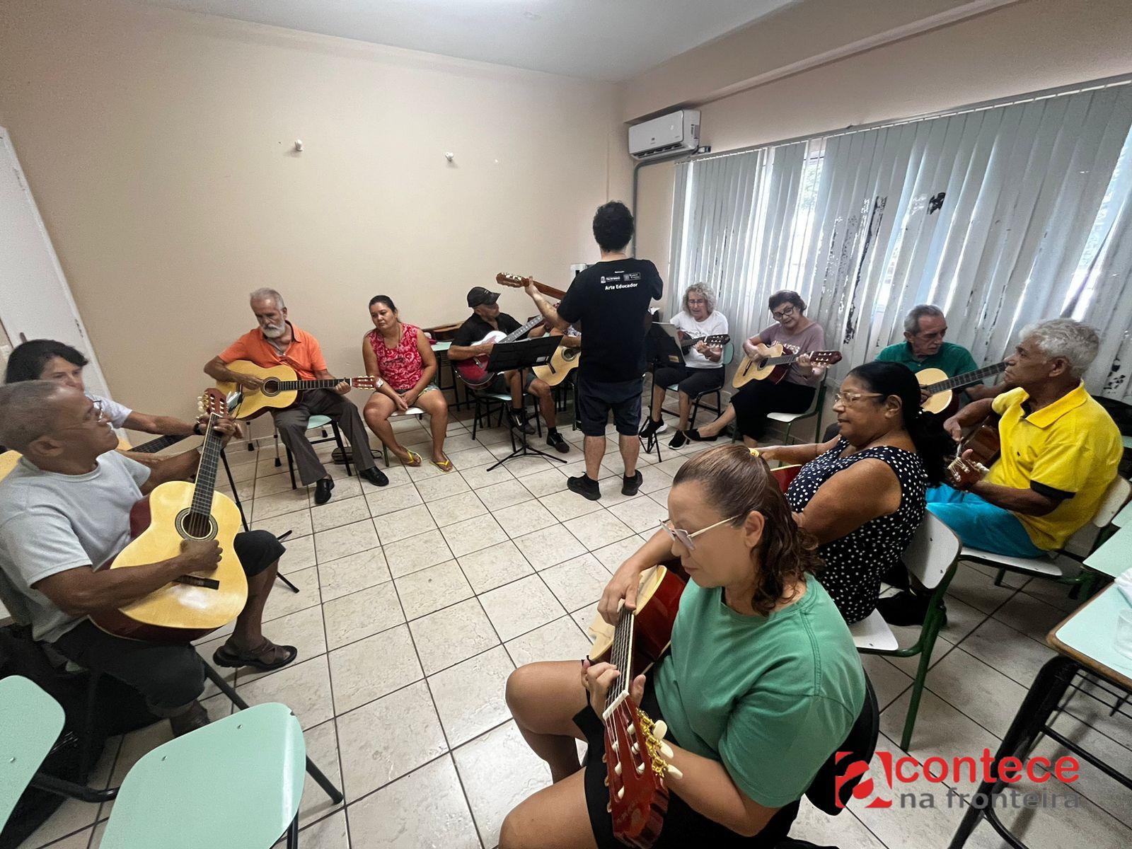 Idosos aprendem a tocar violão com aulas gratuitas no CCI