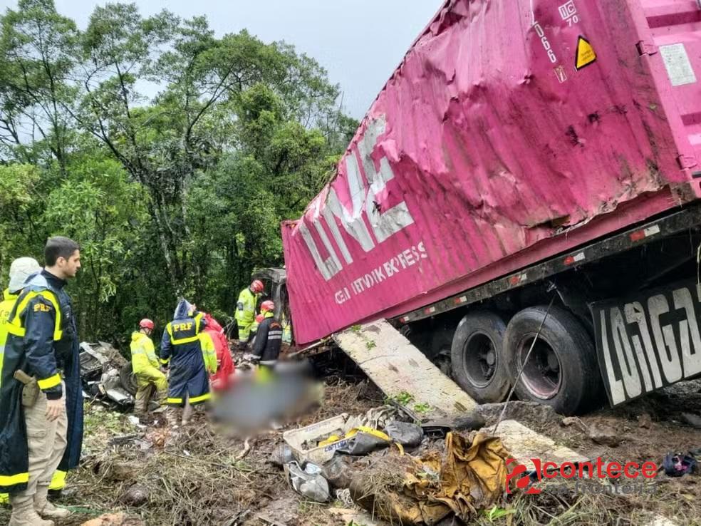 Van com atletas de remo é esmagada por carreta na BR-376; polícia encontra 6 corpos