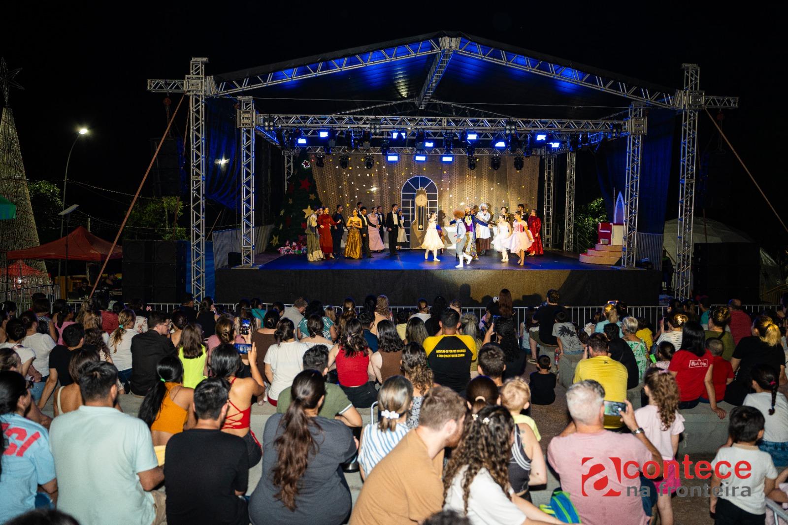 Abertura do Natal de Águas e Luzes em Foz teve espetáculo e acendimento de luzes