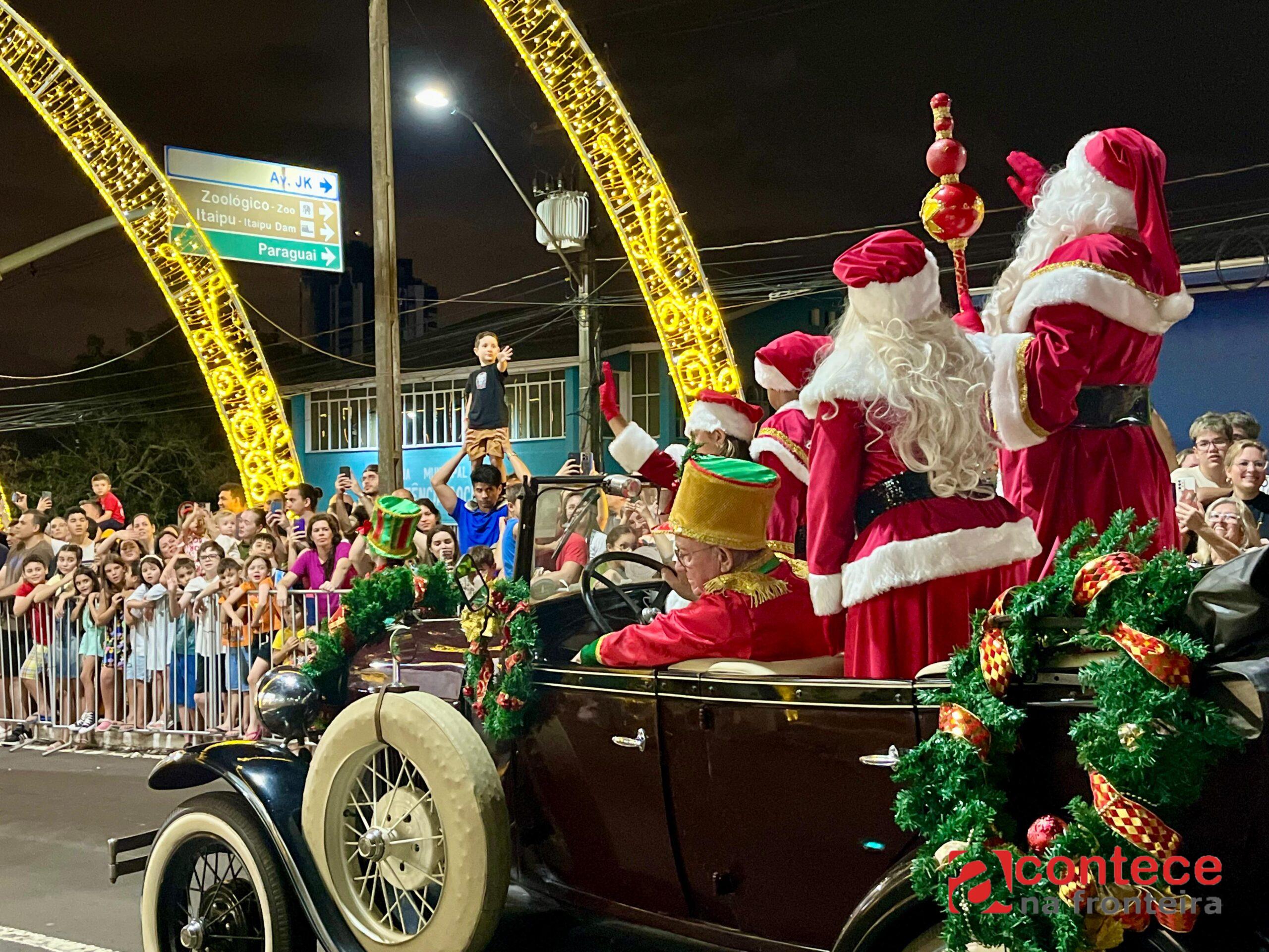 Parada de Natal encanta moradores e turistas em Foz do Iguaçu