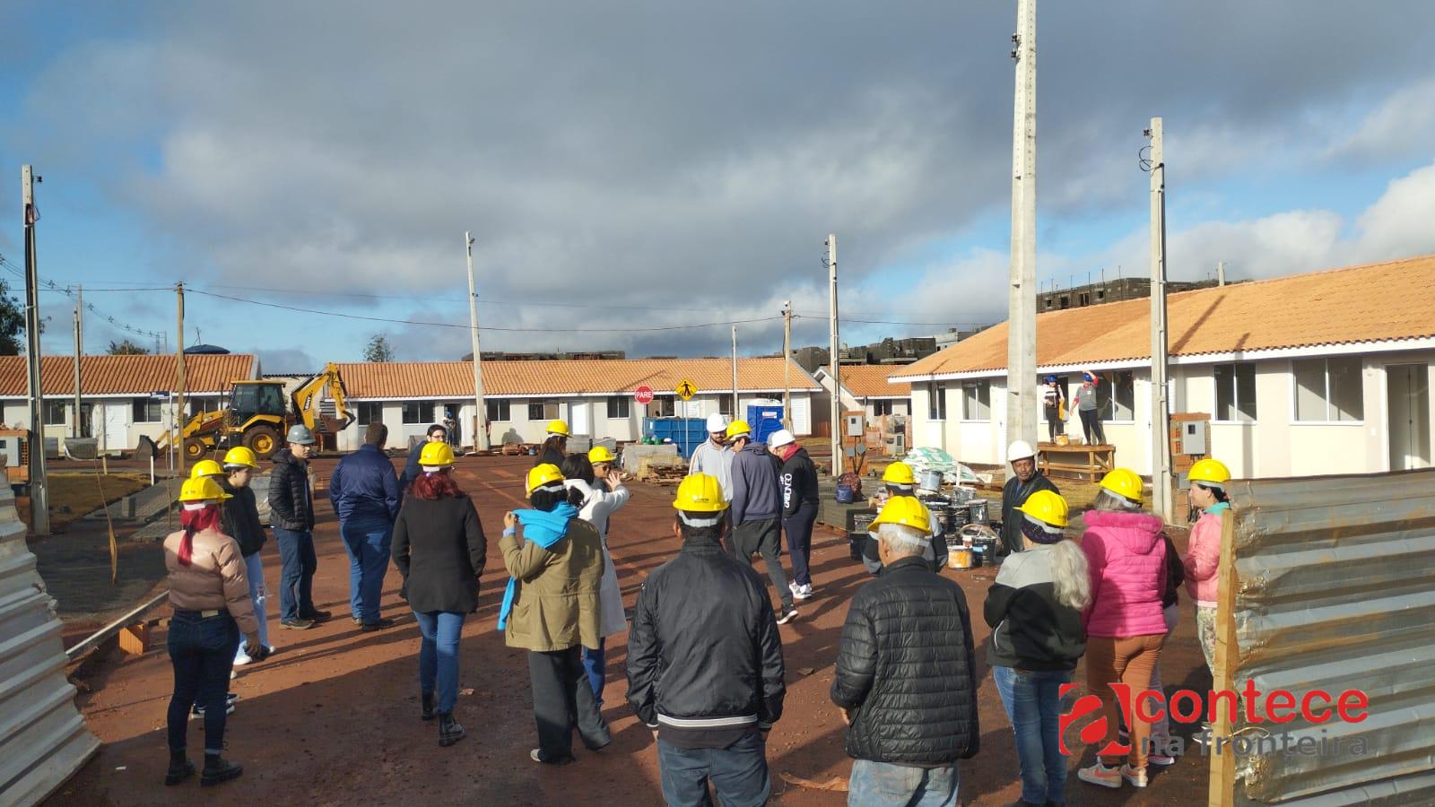 Emoção na visita de futuros moradores ao novo conjunto habitacional em Foz
