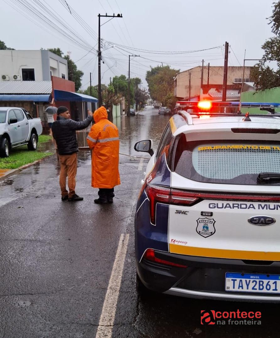 Secretaria de Obras e Defesa Civil fazem limpeza na Rua dos Rosas, no Porto Meira, para desobstruir bueiros