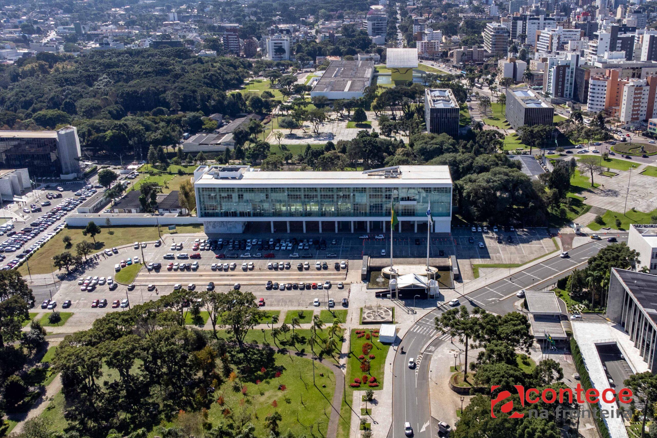 Governo do Paraná vai convocar 615 profissionais aprovados em concursos públicos