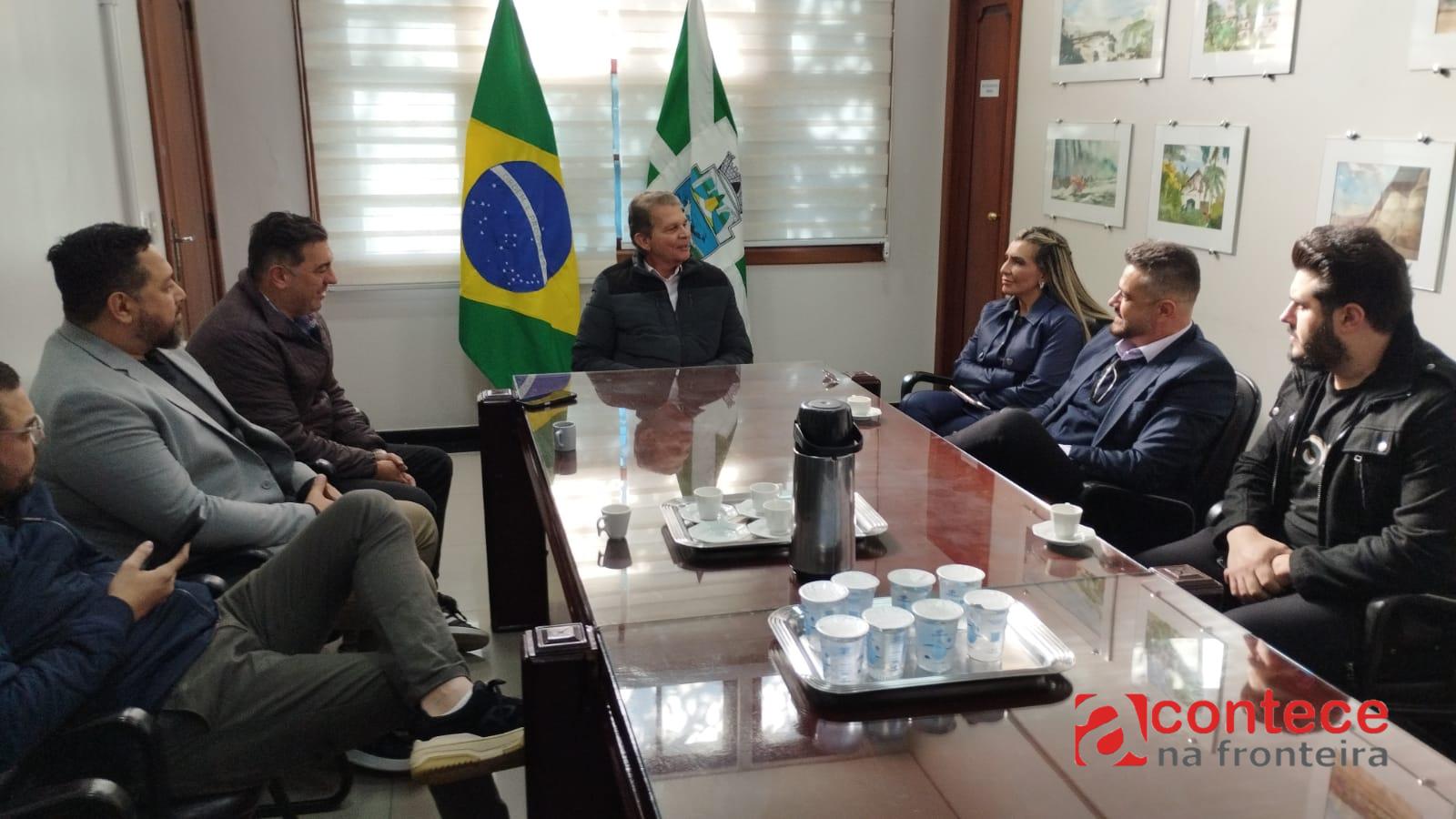 Autismo e causa animal são temas em visita da Deputada Estadual Flávia Francischini à prefeitura de Foz