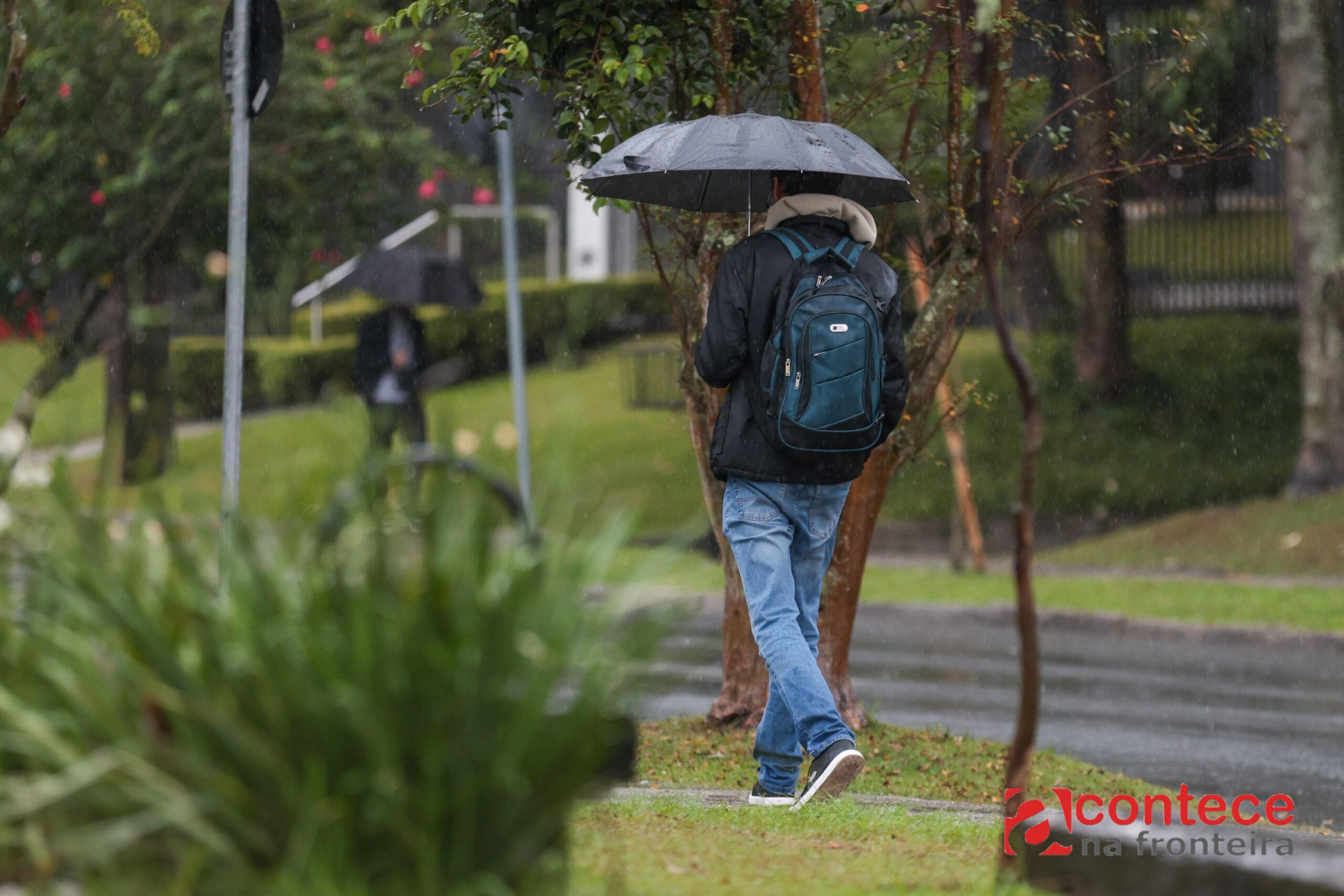 Final de semana será de chuva e ventos fortes em parte do Paraná, prevê Simepar