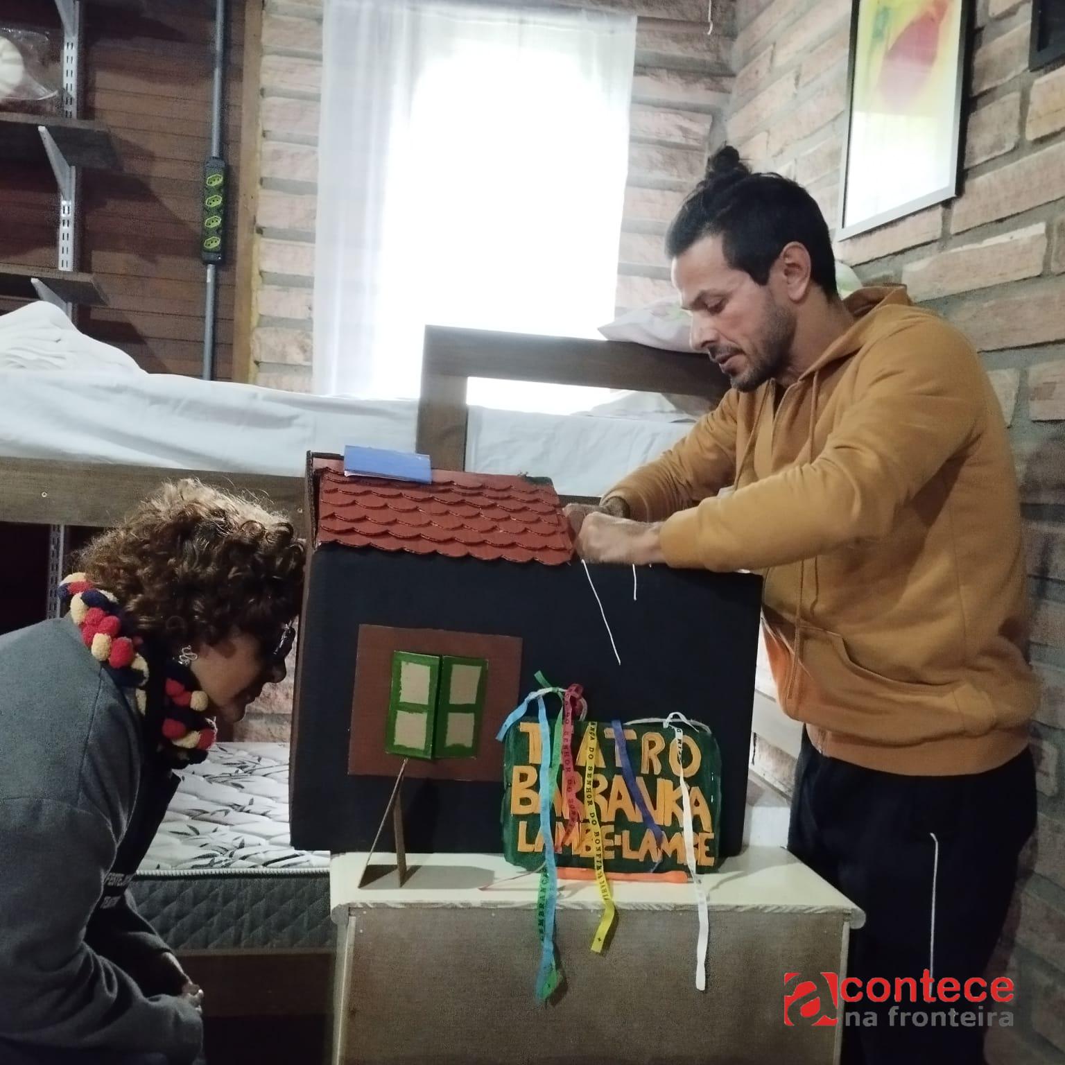 “Me Mostra” – Teatro Lambe-Lambe Entre Fronteiras estreia na Feira do Livro de Foz do Iguaçu