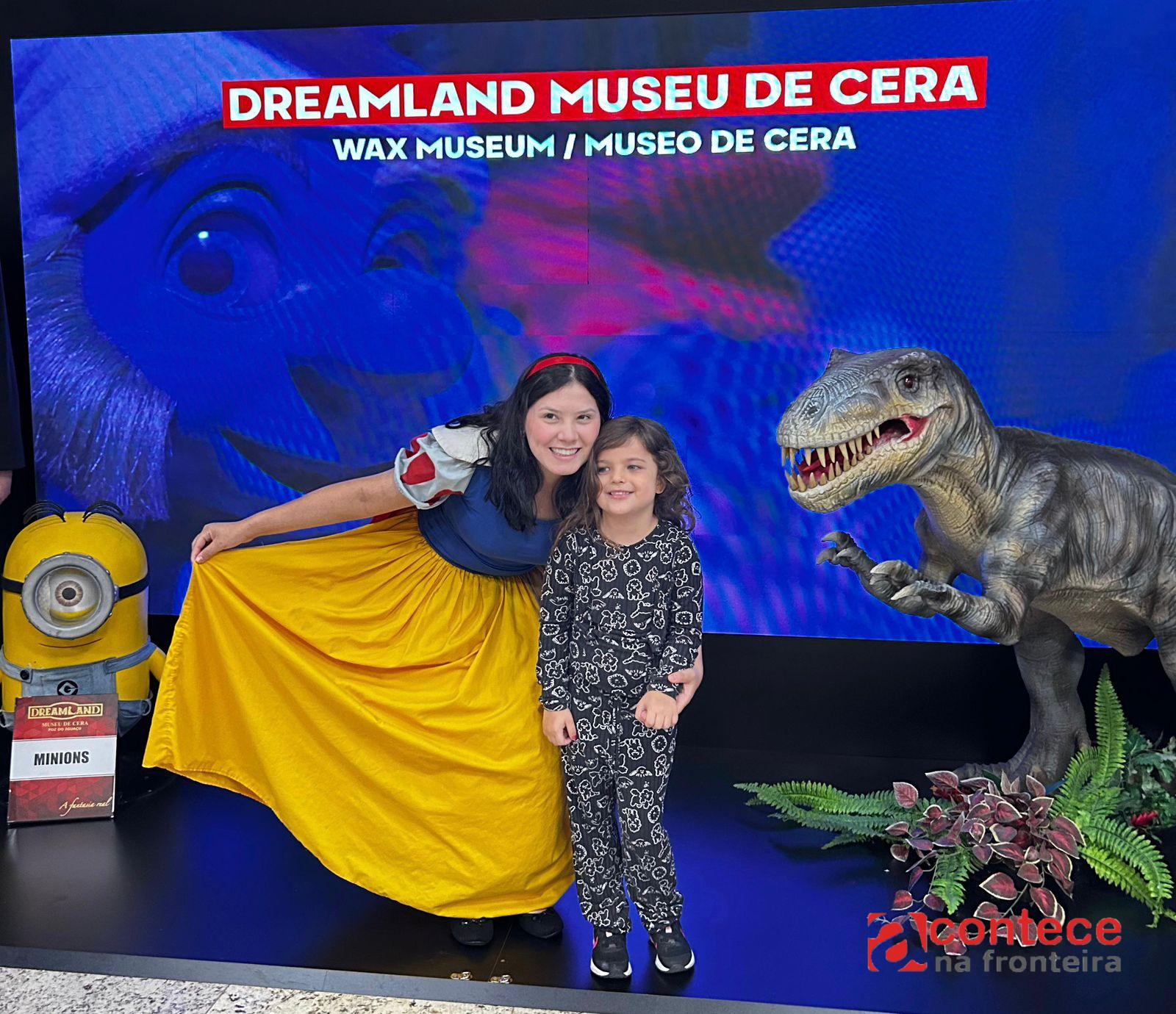 Personagens do Complexo Dreams Park Show dão boas-vindas aos turistas que chegam em Foz