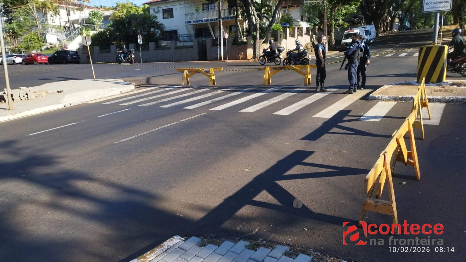 Praça da Paz recebe estrutura do FozFolia 2026 e trânsito passa por alterações na Avenida Jk e entorno