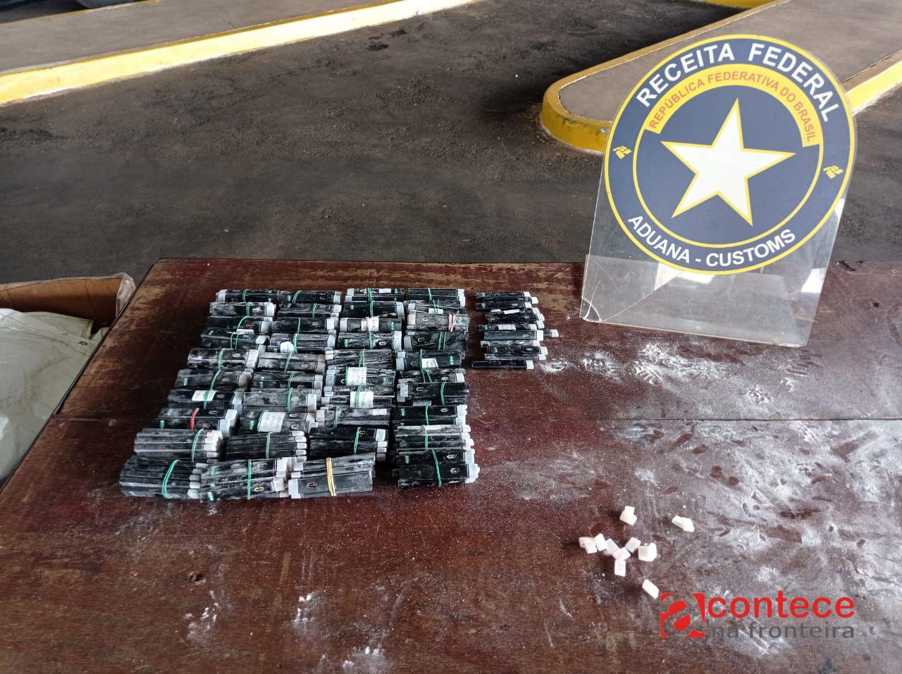 Cigarros eletrônicos com substância análoga à maconha são encontrados escondidos em potes de suplemento