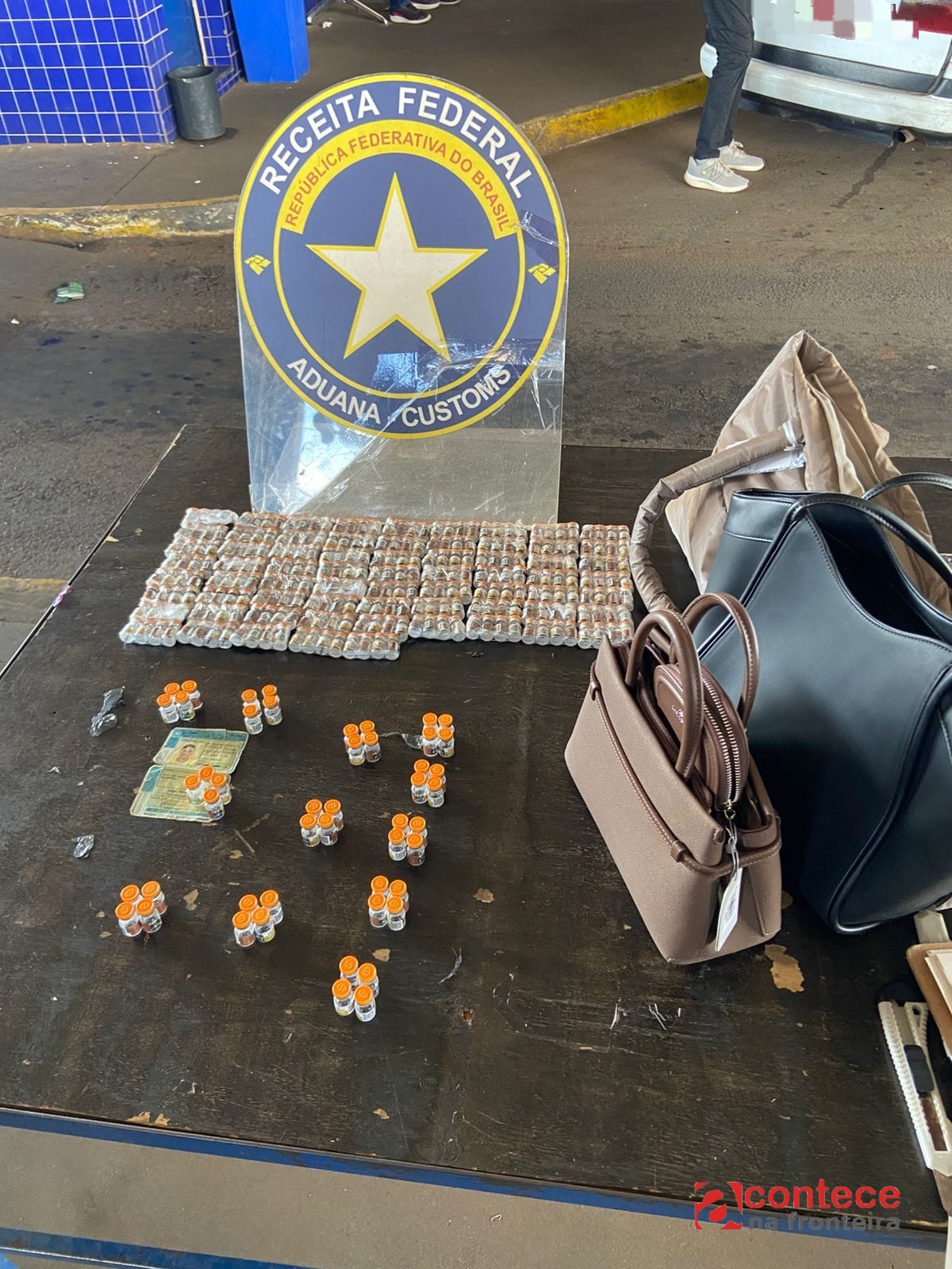 Receita Federal apreende 310 ampolas de medicamento emagrecedor na Ponte da Amizade