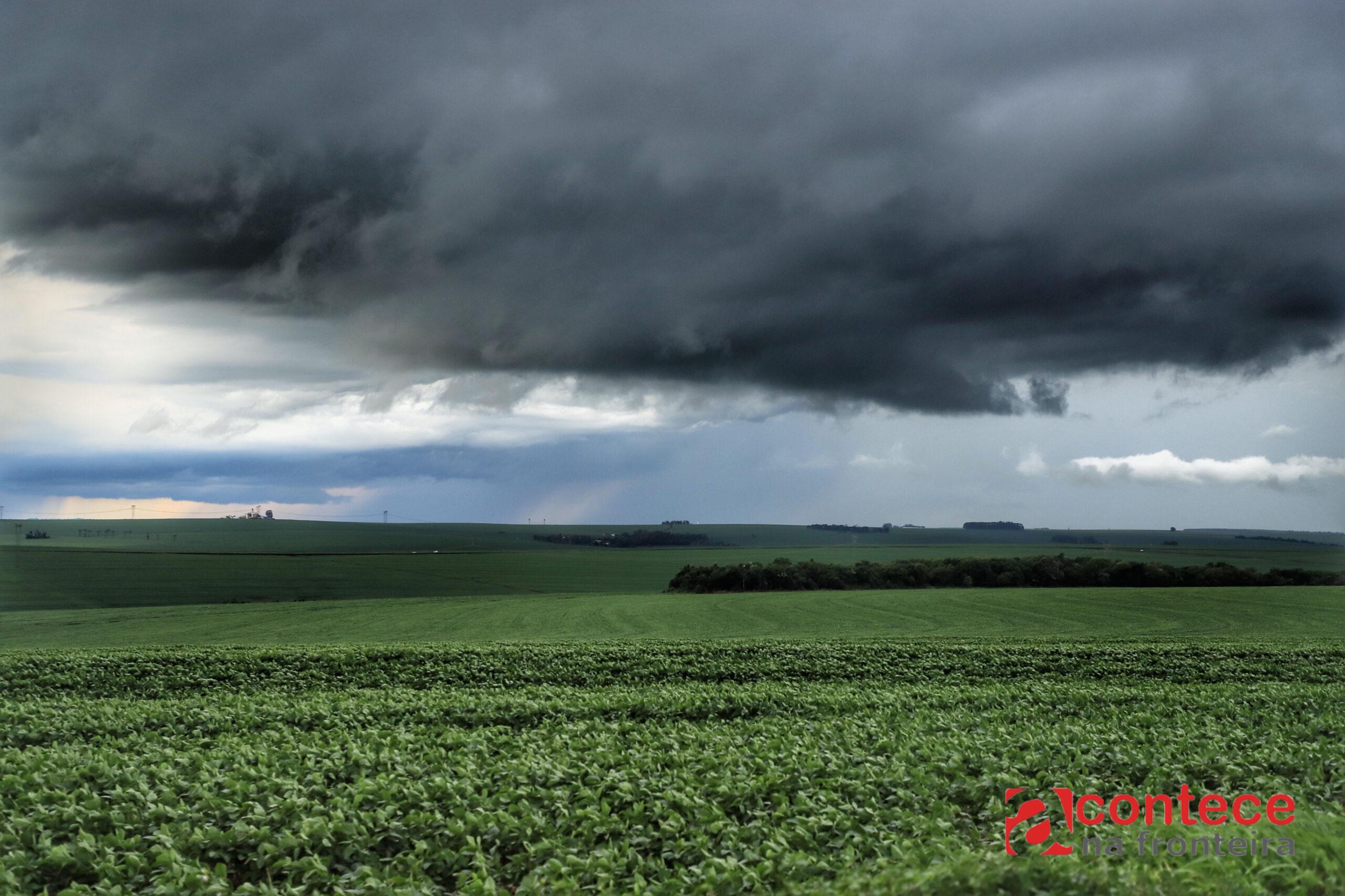 Nova frente fria aumenta risco de tempestade no início da semana no Paraná
