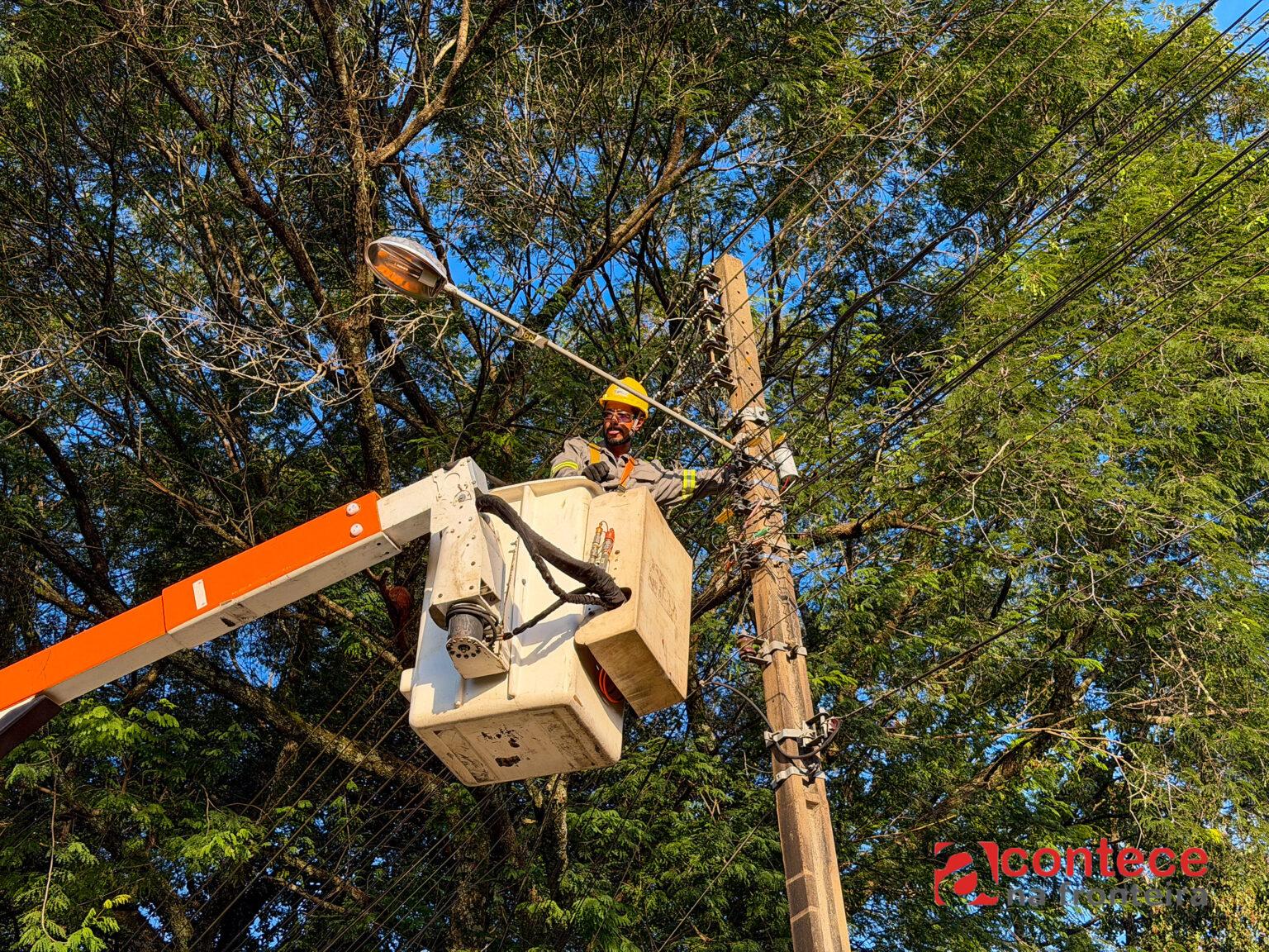 Mais de 770 pontos de iluminação pública de Foz do Iguaçu recebem manutenção em uma semana
