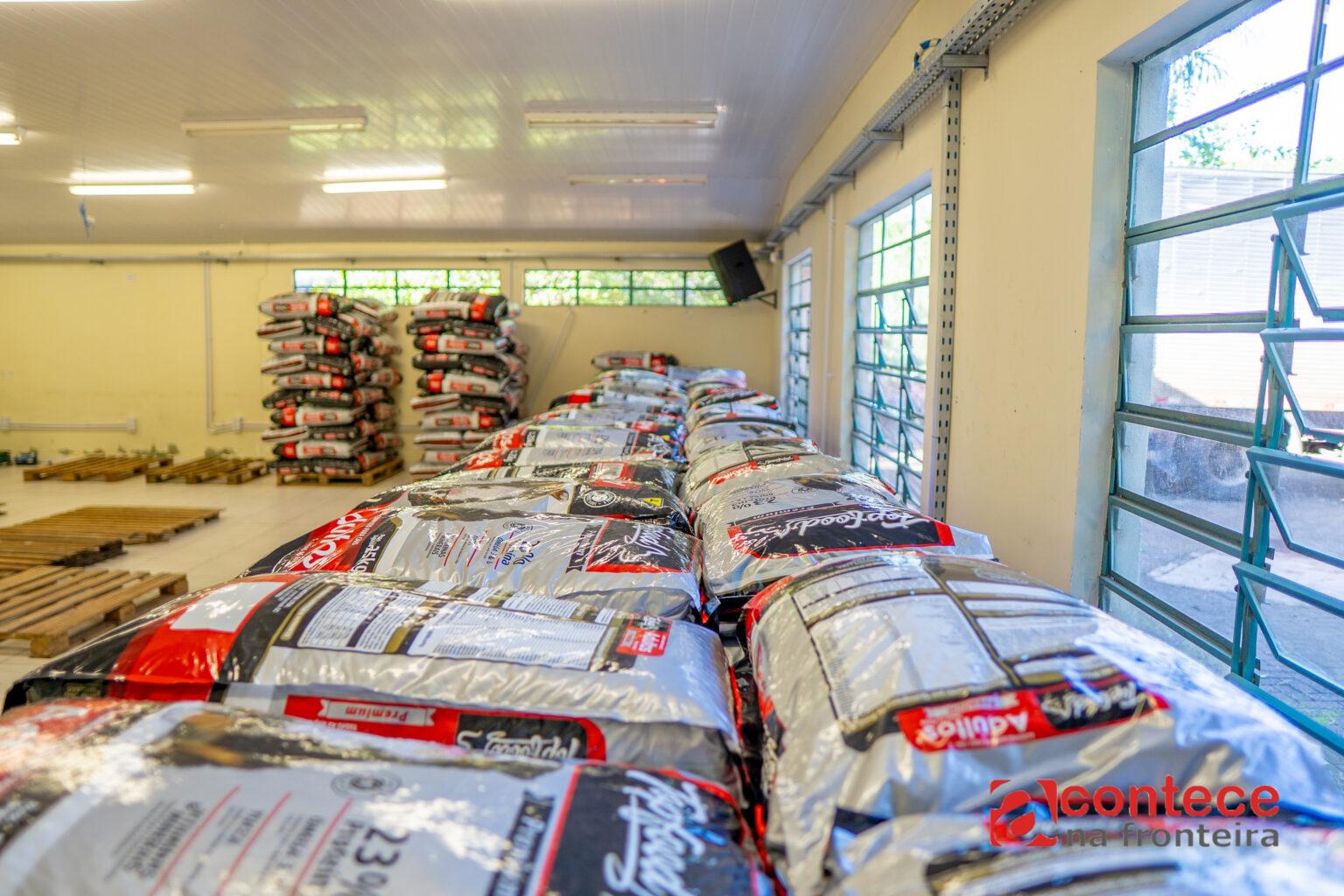 Diretoria de Bem-Estar Animal recebe 29,5 toneladas de ração que serão entregues para protetores cadastrados