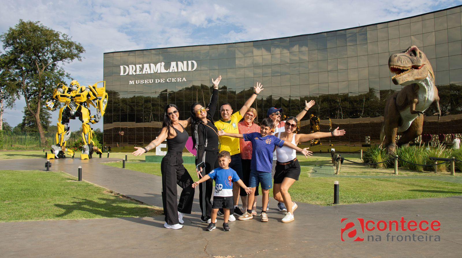 Milene Pavorô se diverte com a família no Complexo Dreams Park Show, em Foz