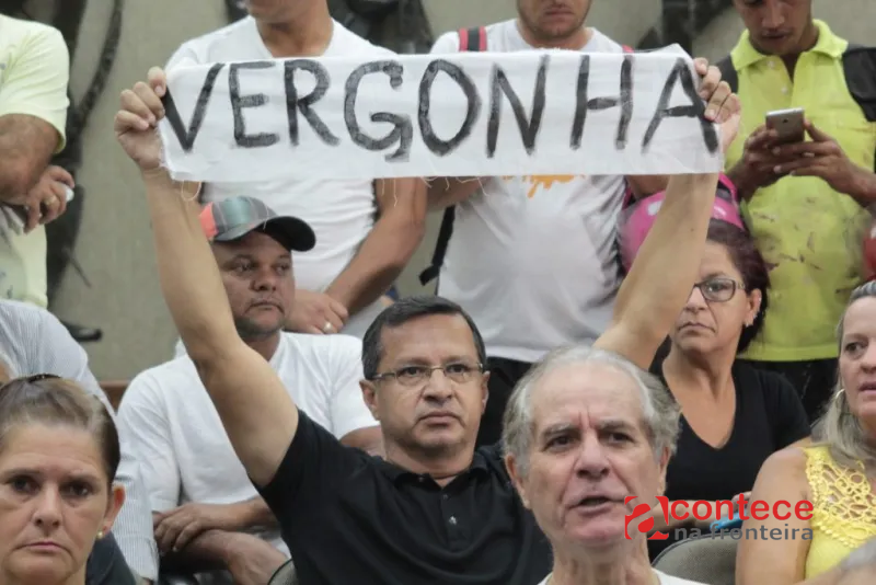 Jornalista denuncia supostos atos de corrupção envolvendo vereadora durante podcast em Foz do Iguaçu