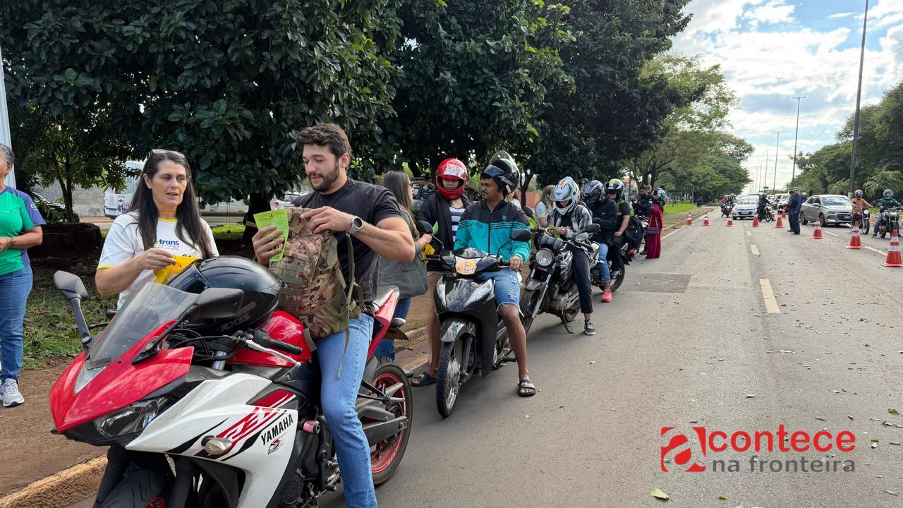 Campanha Maio Amarelo começa com blitz educativa de motociclistas