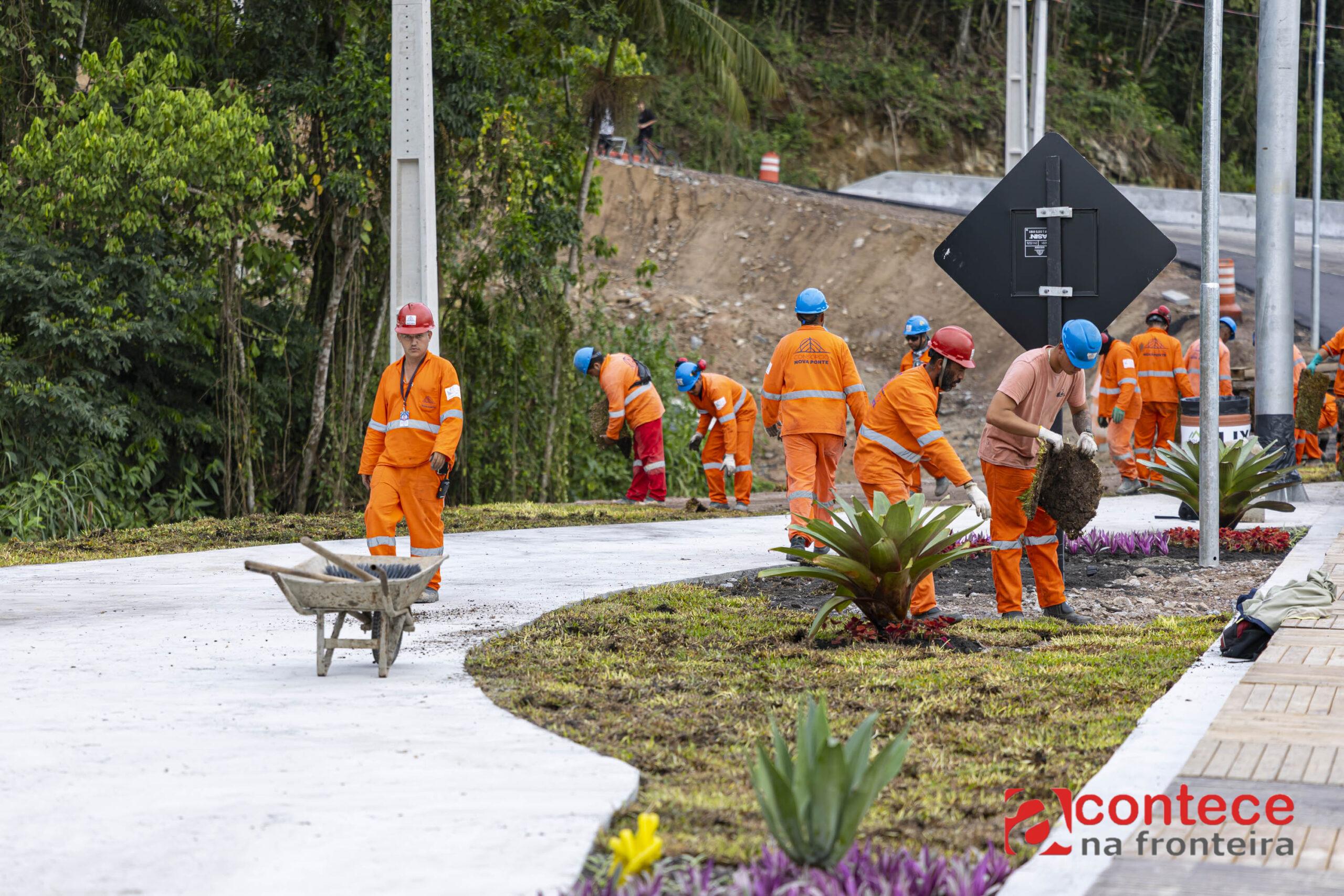 Operários da Ponte de Guaratuba festejam entrega da estrutura no Dia do Trabalhador