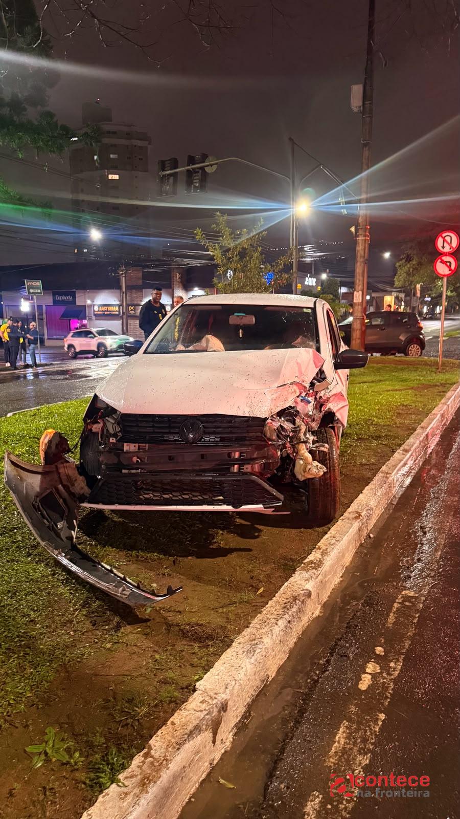 Condutor embriagado é preso após colisão na Av Paraná
