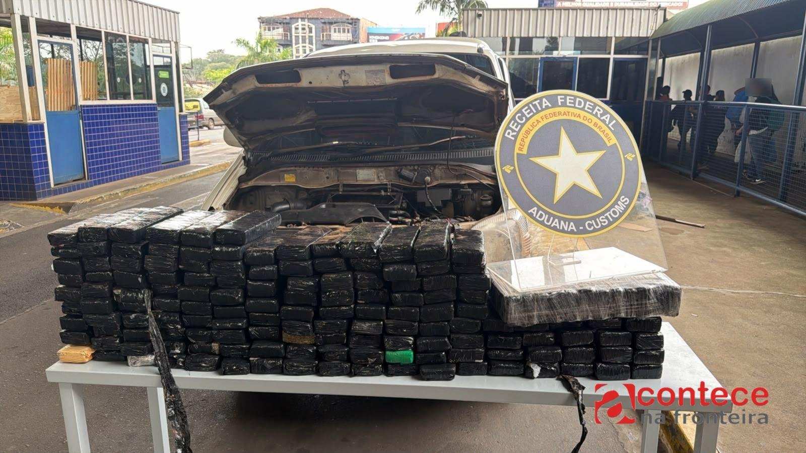 Receita Federal apreende aproximadamente 130 kg de substância análoga à maconha em van na Ponte da Amizade