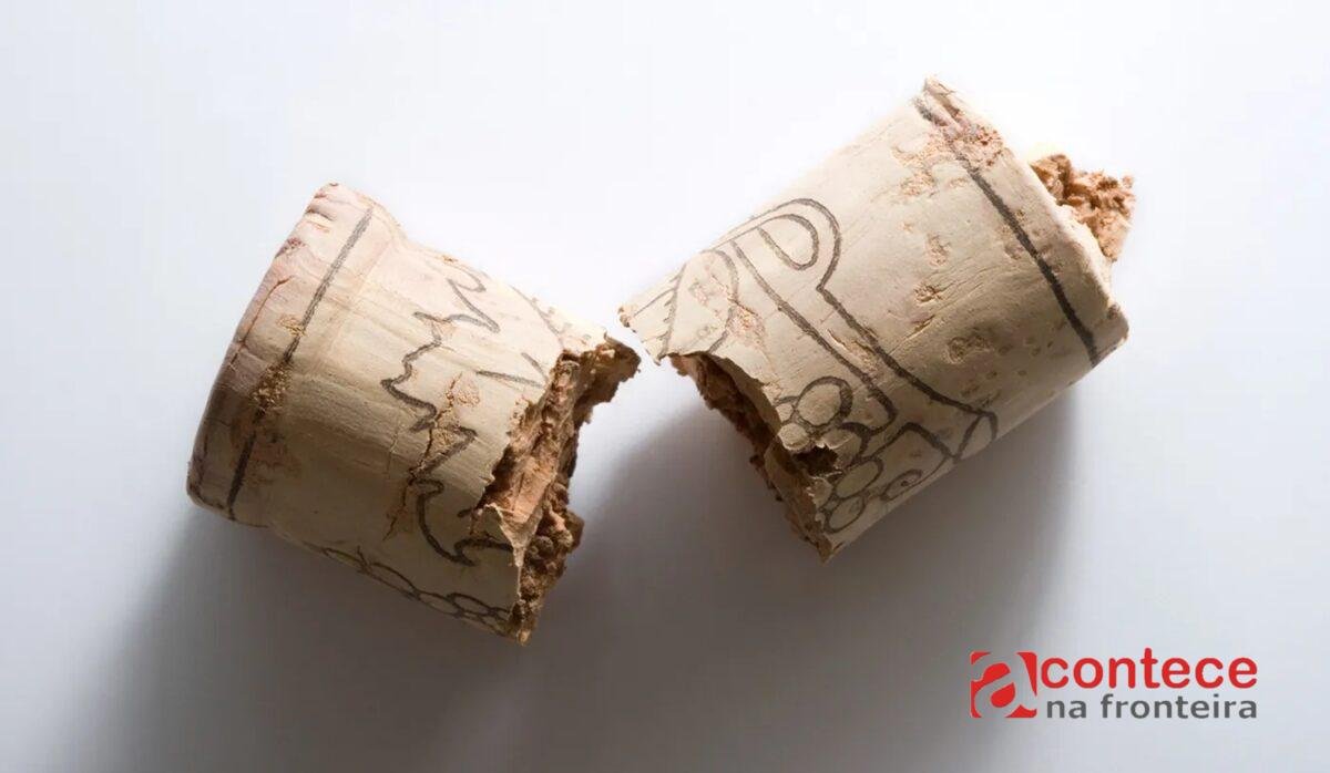 A rolha quebrou e caíram pedacinhos no vinho?