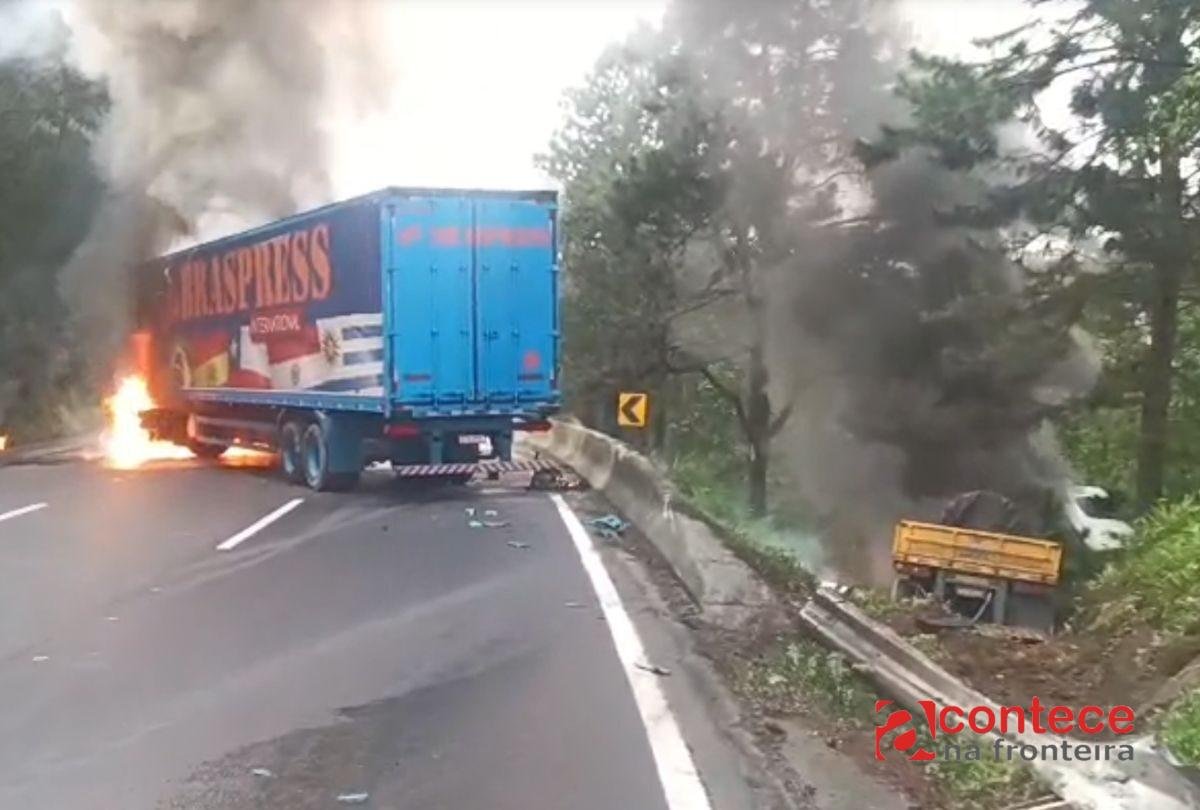 Acidente entre caminhões bloqueia BR-116 e causa incêndio