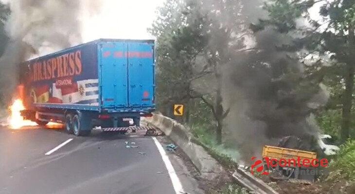 Acidente entre duas carretas bloqueia totalmente a BR-116 na Grande Curitiba