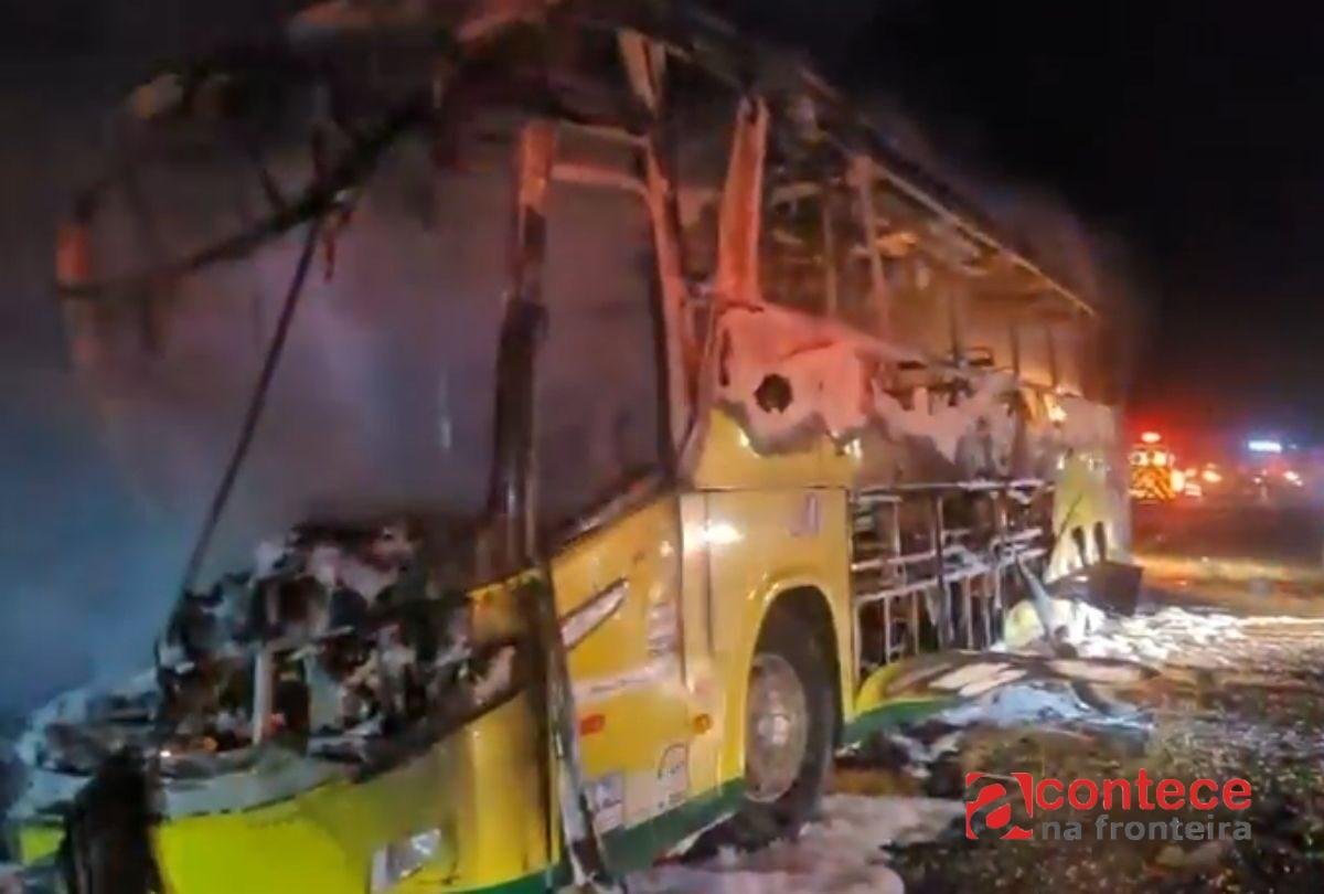 Acidente entre ônibus e caminhão deixa 14 feridos no Paraná