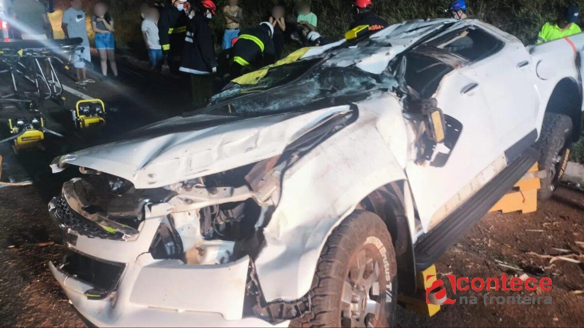 Adolescentes capotam caminhonete e são atingidos por caminhão na BR-376, no PR; um morreu e outro ficou ferido