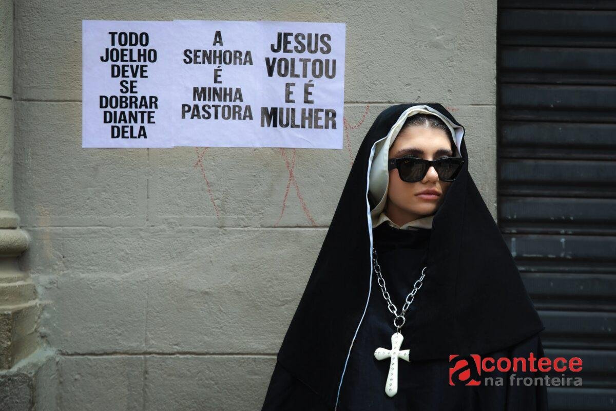 Rafaela Azevedo estreia A igreja da Fran criticando o cristianismo