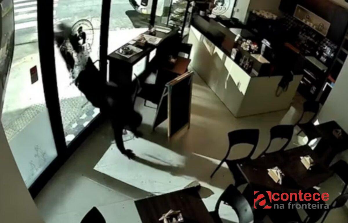 Assaltante dá cabeçadas e invade cafeteria recém-inaugurada na Argentina