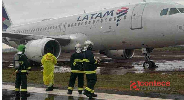 Avião da Latam derrapa durante pouso e fica atolado na lama no Aeroporto de Cascavel