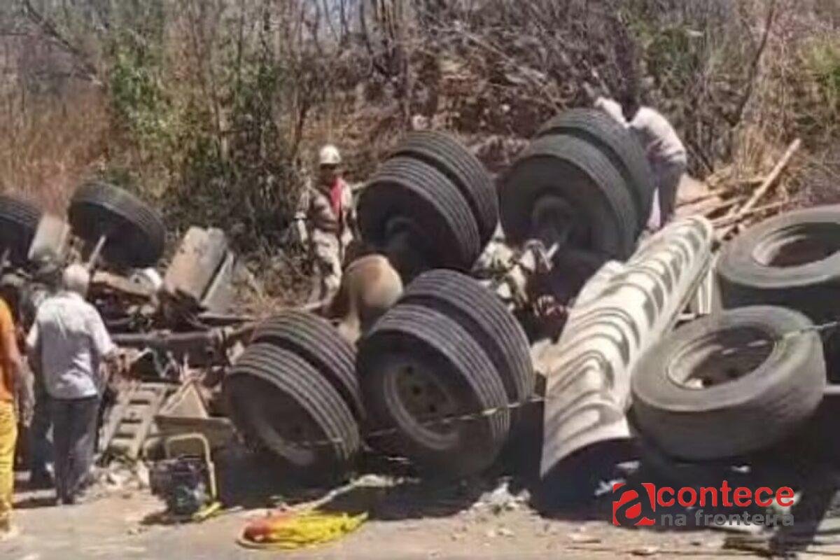 Acidente com caminhão de telhas deixa três mortos no Ceará