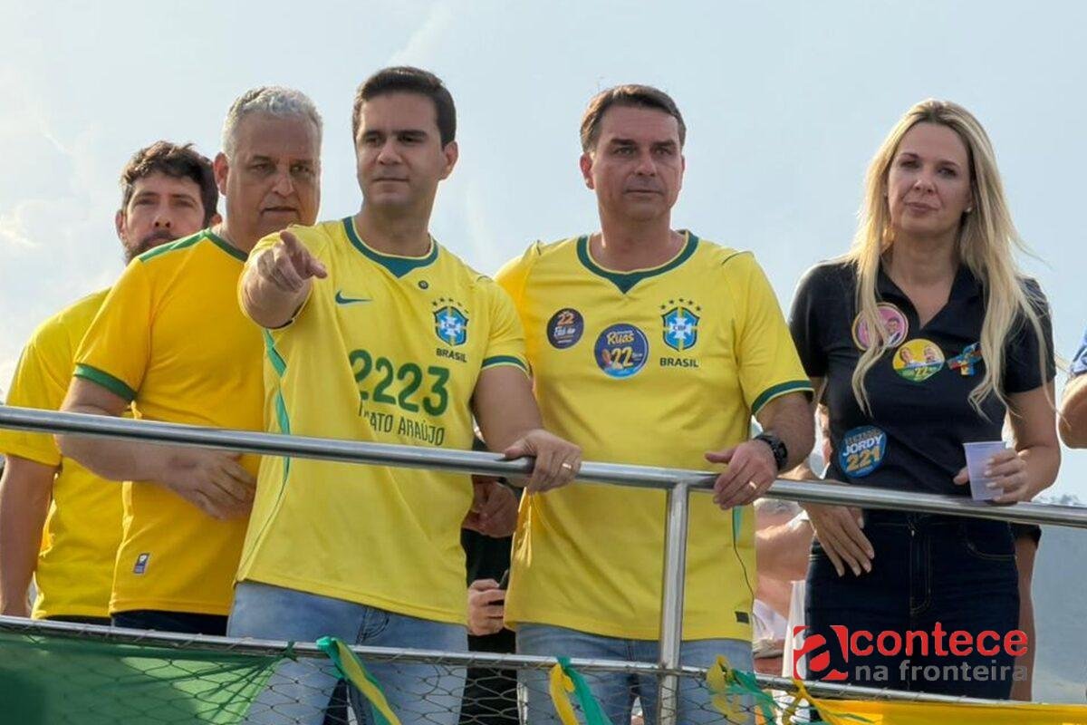 Flávio Bolsonaro faz barqueata com aliado investigado em Angra