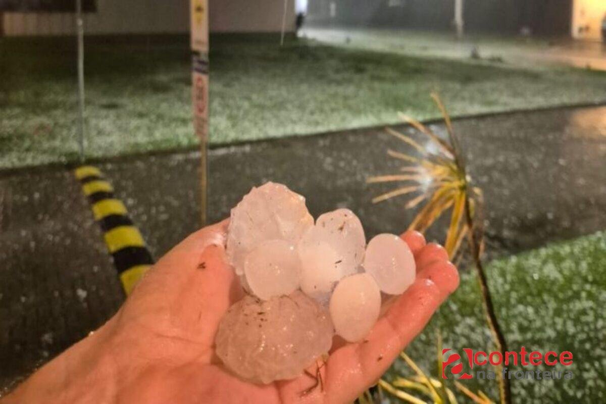Granizo em Florianópolis danifica 700 casas e gera alerta