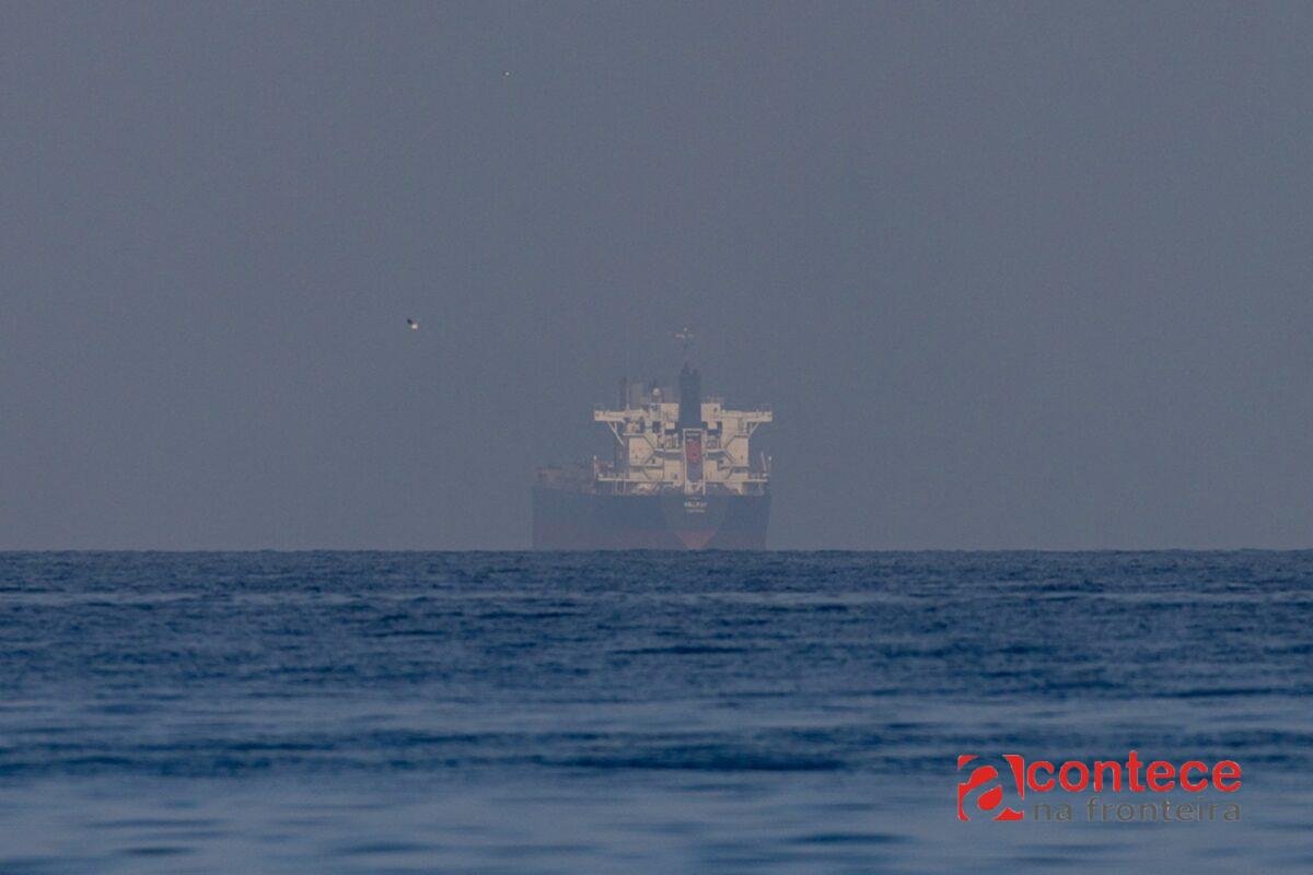EUA retoma ataques ao Irã no Estreito de Ormuz, e regime promete retaliação