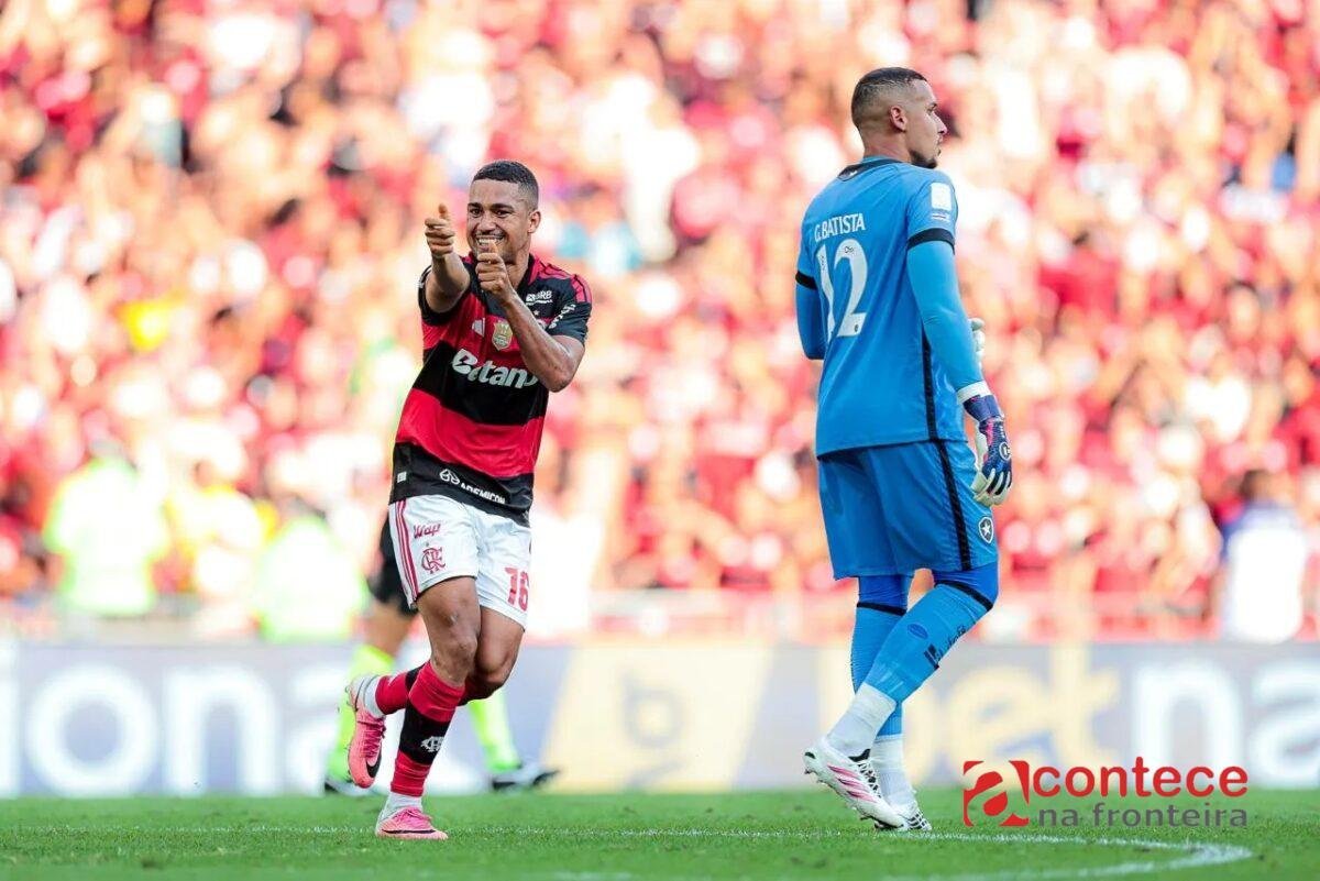 Flamengo deixa os gols para o fim e vence o Botafogo com a marca de Samuel Lino