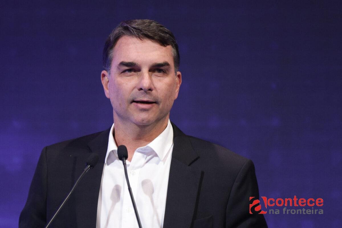 Flávio Bolsonaro afasta interferência dos EUA na soberania do país