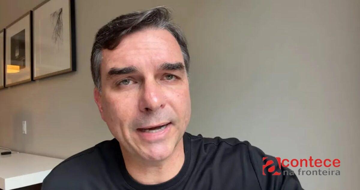 Fora da campanha desde maio, ex-marqueteiro segue influente junto a Flávio Bolsonaro