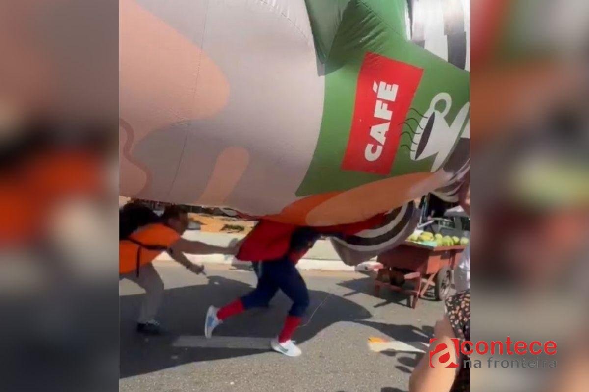Confusão na Paulista: Homem-Aranha fura Pixuleco e gera briga