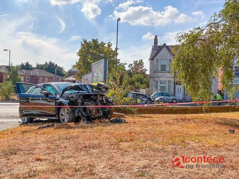 Homem morre após bater carro em árvore durante perseguição policial no Reino Unido