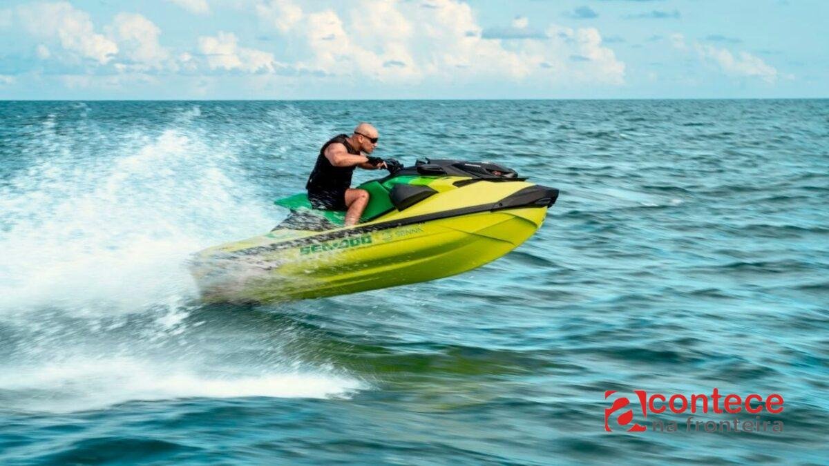 Jet mais potente do mundo em homenagem a Senna no Boat Show