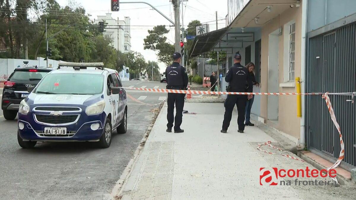 Mulher é baleada por ex-marido após ele desrespeitar medida protetiva, em Curitiba