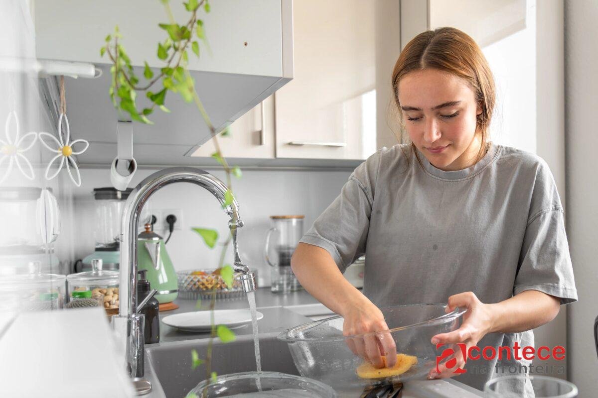 O que significa cozinhar e lavar a louça ao mesmo tempo? Veja o que diz a psicologia