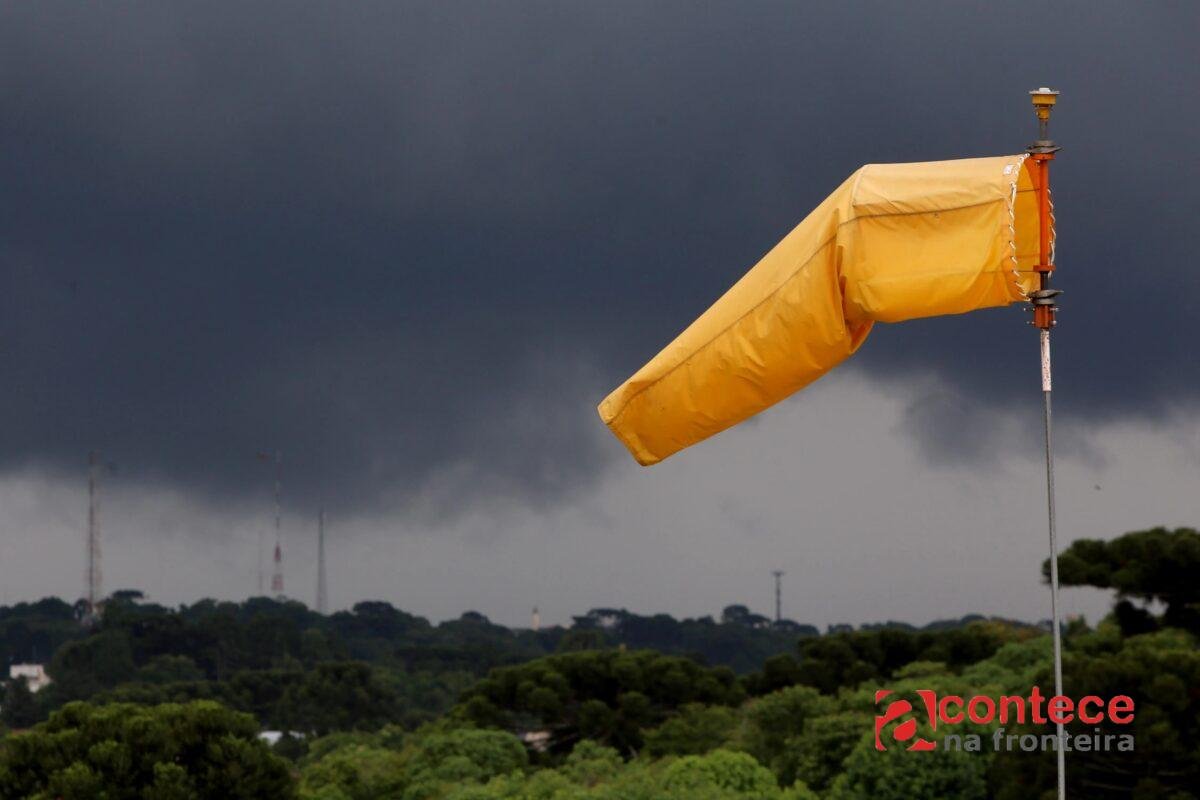 Paraná recebe alerta sobre o perigo potencial de tempestades em 214 cidades; veja quais e a previsão do tempo