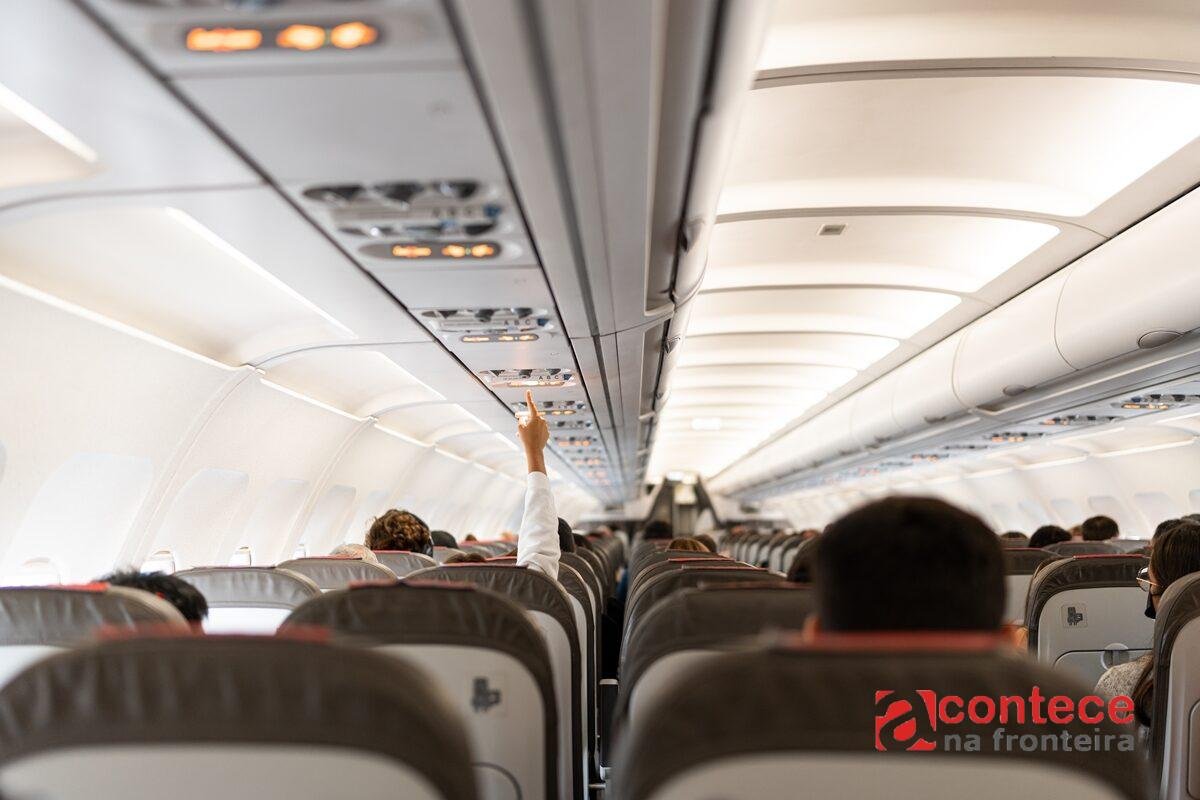 Pesquisa revela atitudes que mais irritam passageiros de avião; confira