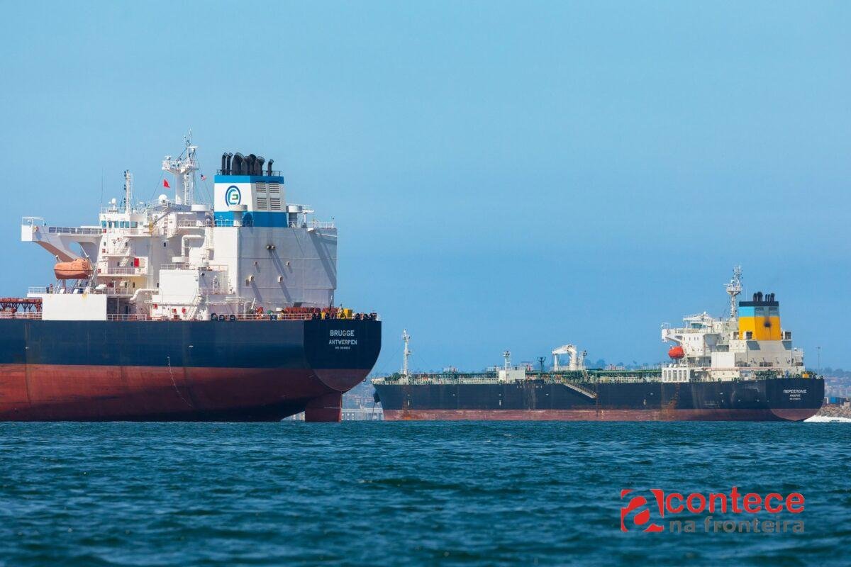 Petróleo disparou e bolsas caem após tensões e sinal do Fed