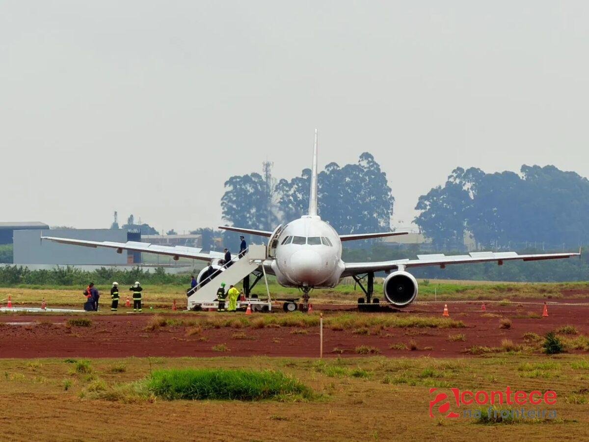 ‘Pista escorregadia’, diz piloto de avião da Latam que foi parar na lama após pouso no Paraná