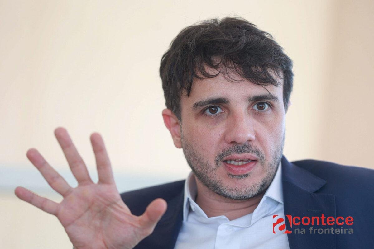 Renan Santos culpa falha no sistema após adiamento no TSE