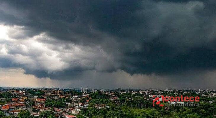 Tempestades provocam ventos de até 90 km/h e chuva intensa no Paraná
